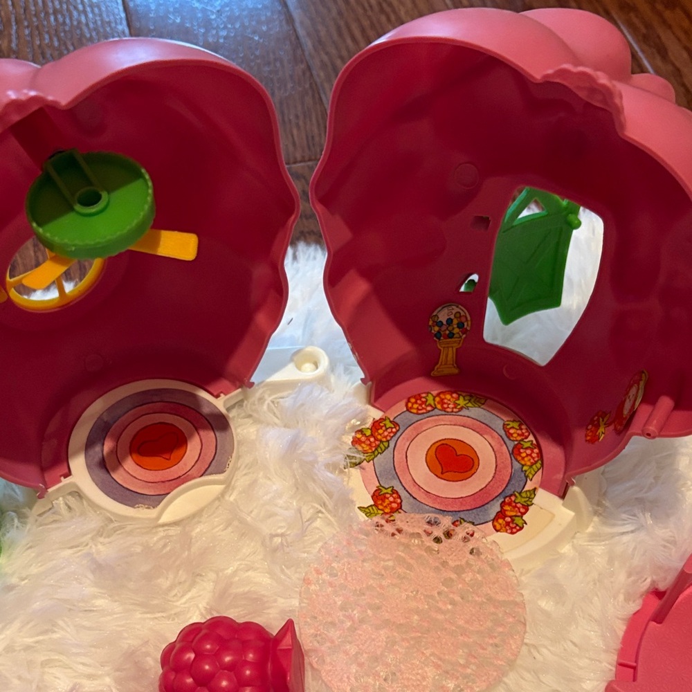 2 playsets. Strawberry shortcake. Raspberry’s soda shop. Strawberry’s house. - Picture 4 of 7